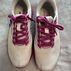 Brooks Women's Sneakers - Gray and Pink